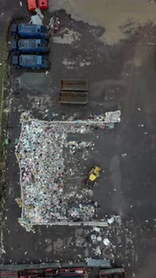 Vertikale des Bulldozers, der Müll auf einer Mülldeponie nivelliert