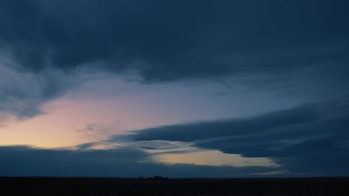Colorido cielo al atardecer cubierto de hermosas nubes en movimiento