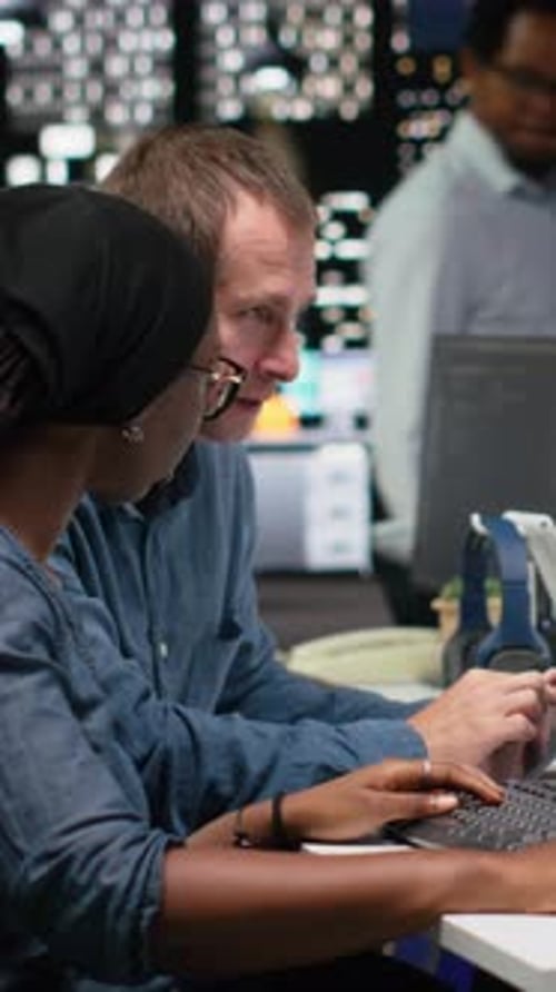 Colegas de una empresa emergente de tecnología de vídeo vertical intercambian ideas sobre formas de optimizar el rendimiento en la oficina