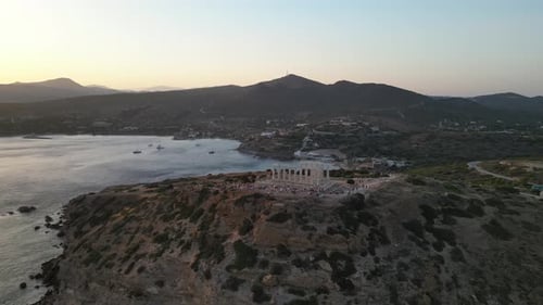 Vue aérienne de la plage et du temple de Poséidon au Cap Sounion