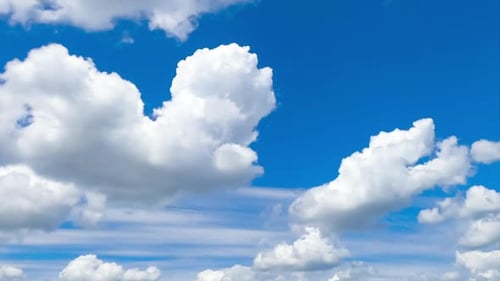 Différents types de nuages se déplaçant à l'horizon clair. Superbe paysage nuageux paradisiaque