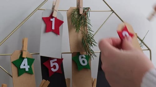 Número en notas de papel artesanal con tareas antes de las vacaciones de Navidad para mujeres haciendo papel kraft para
