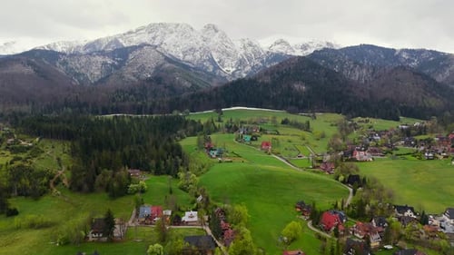 Beau paysage de montagne au printemps, forêt et rochers, Zakopane, Pologne