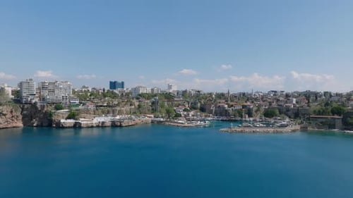 Fliegen Sie über Boote mit kristallklarem, blauem Wasser in der City Marina und über das aufschlussreiche Gebäude in der Metropole Antalya