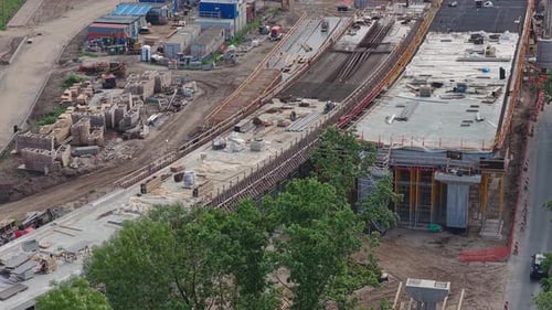 Construcción de carreteras con maquinaria pesada en la ruta de Riga a Jelgava