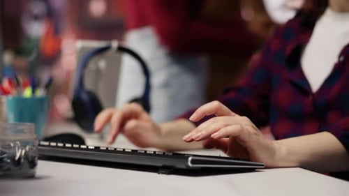 Startup-Ingenieur führt eine detaillierte Codeüberprüfung durch, um Fehler zu beheben