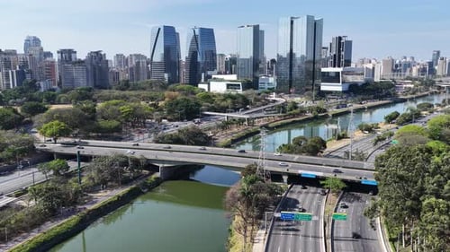 Famosa estrada de Pinheiros, no centro de São Paulo, Brasil.