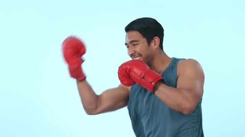 Combatteur, entraîneur et boxeur sur fond de studio pour faire de l'exercice, du cardio et une séance d'entraînement