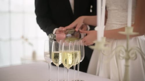 Noiva e noivo segurando taças de champanhe na cerimônia de casamento