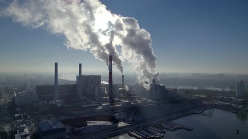 Luftaufnahme eines kohlebefeuerten Heizkraftwerks mit dichtem weißem Rauch, der aus dem Chi kommt