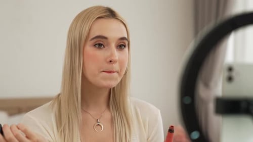 Vídeo tutorial de belleza y cosmética para una mujer joven haciendo contenido. Relajarse
