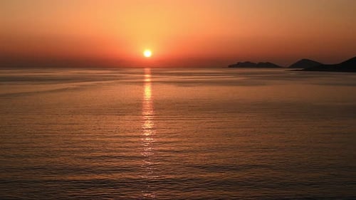 Ciel orange au coucher du soleil sur la mer