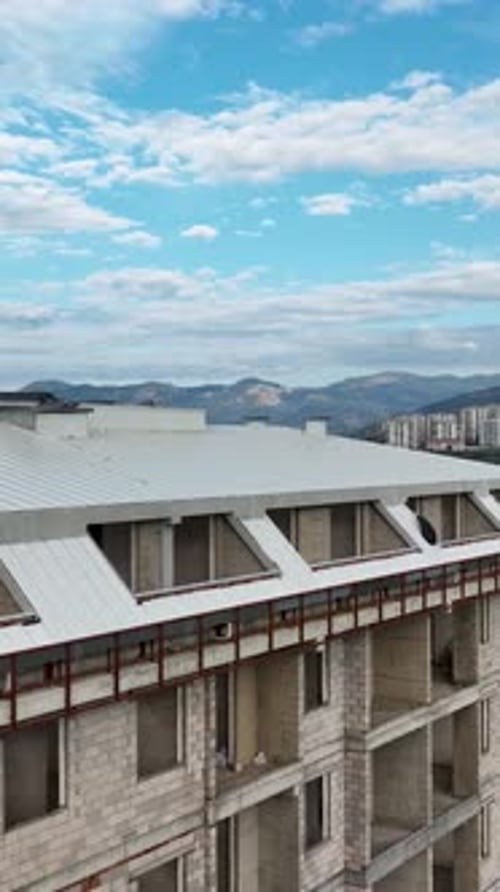 Vídeo vertical Maravillas arquitectónicas Construcción de viviendas con una rica infraestructura cerca del