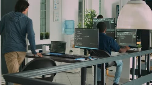 Asiatischer Skriptprogrammierer, der mit Datenbankinformationen arbeitet