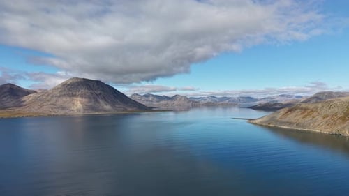 Shot Pan de Aerial Establishing que revela la Cinemática de Chukotka en el fiordo de Rumilet Bay