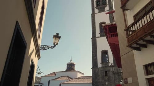 Historischer Kirchturm und Straßenlaterne in Santa Cruz de Tenerife