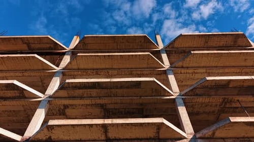 Plantas de edificios de varios pisos desde una perspectiva de ángulo bajo.