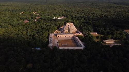 Vue aérienne en hauteur de la pyramide d'Uxmal dans la vaste jungle