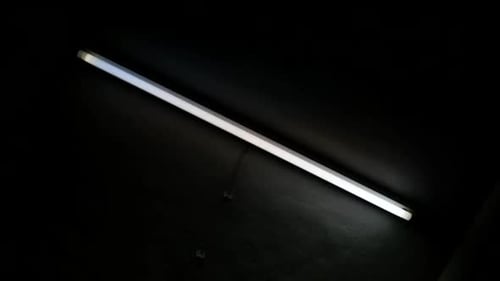 encender y apagar un tubo de neón que falla, en el sótano