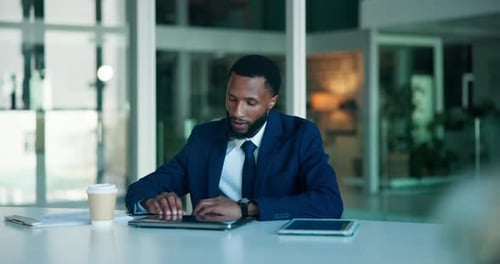 Geschäft, schwarzer Mann und Stretching mit Laptop im Büro für die Buchhaltung