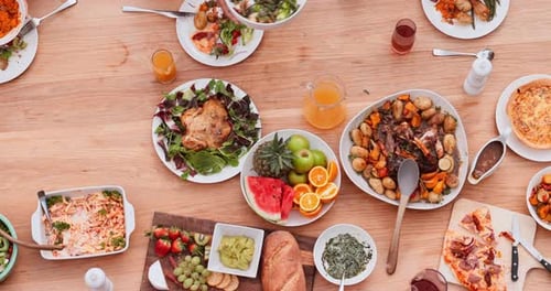 Vue du dessus, repas et dîner avec les mains ou timelapse pour un événement, une fête ou une famille