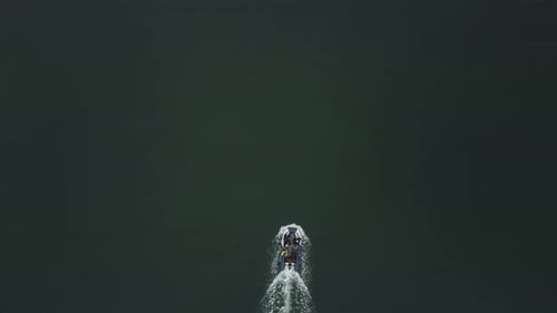 Bateau à moteur gonflable sur fond d'eau sombre et de brouillard