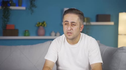 Der besorgte Mann ist nachdenklich, es geht ihm nicht gut.