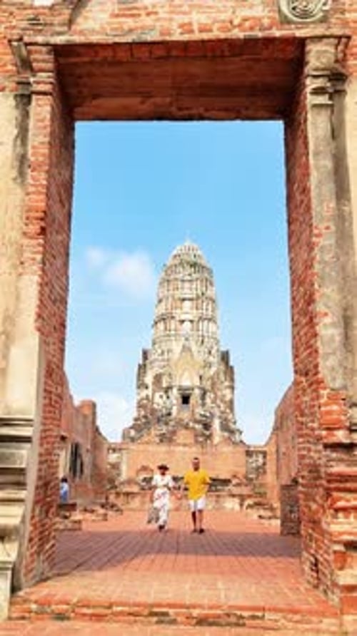 Deux personnes posant devant un temple à la façade symétrique Ayutthaya Thailand
