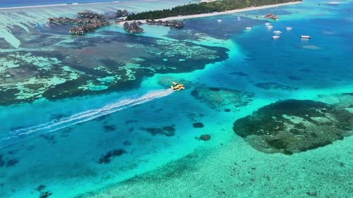 Wasserflugzeug startet auf dem Wasser