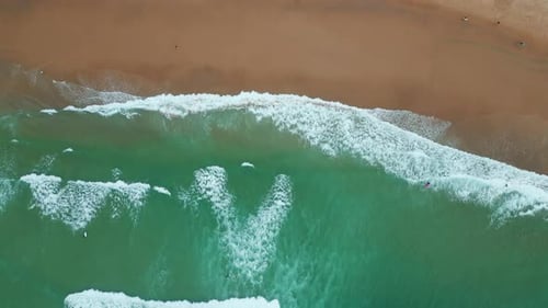 Surfistas nadando em ondas fortes na paisagem dinâmica do oceano, água do mar de primeira linha