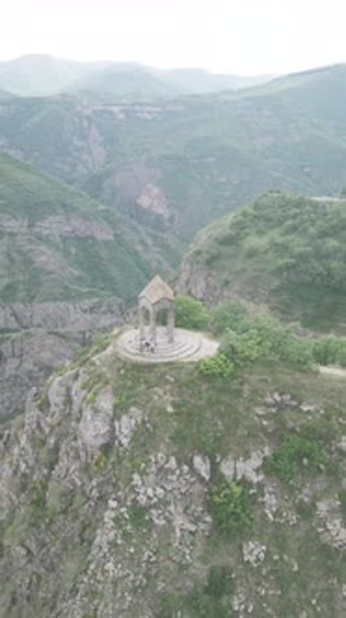Majestueux sanctuaire de montagne arménien