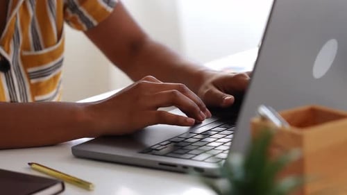 Crop Freelancer arbeitet am Laptop