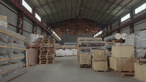 Entrepôt avec palettes en bois, boîtes en carton et autres équipements d'expédition