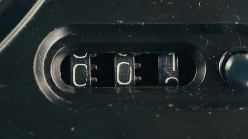 Contador mecánico negro sobre reproductor de música con cinta magnética El medidor mecánico negro tiene desde cero