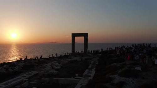 Vue aérienne par drone du coucher de soleil sur le temple d'Apollon à Naxos