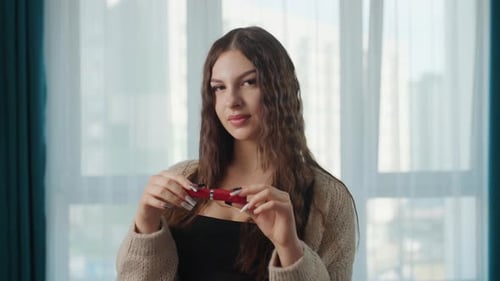 Frau posiert mit Lippenstift in natürlichem Fensterlicht, Portrait-Stil, Komposition, ausgeglichener Ausdruck und