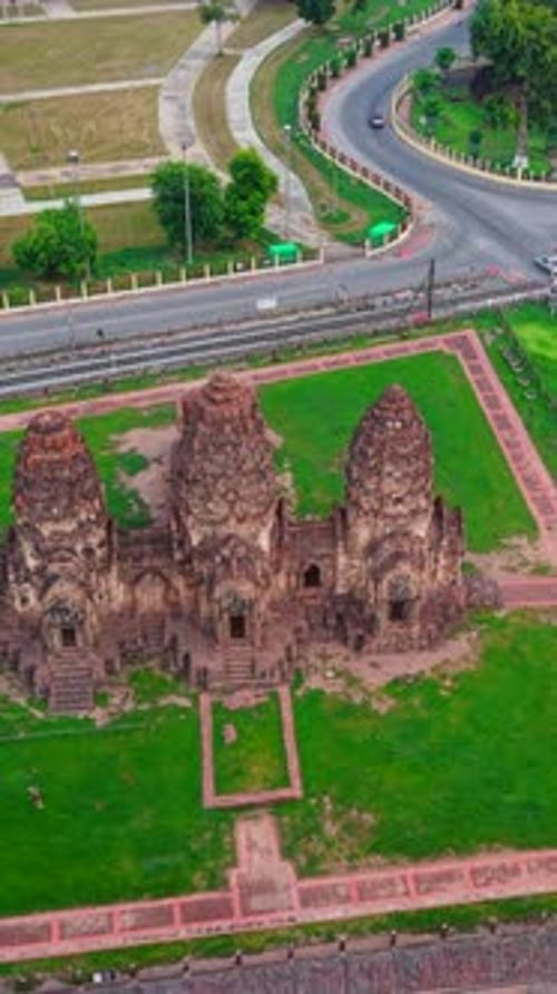 Phra Prang Sam Yod, un ancien monument khmer, se trouve au centre d'un rond-point à Lopburi