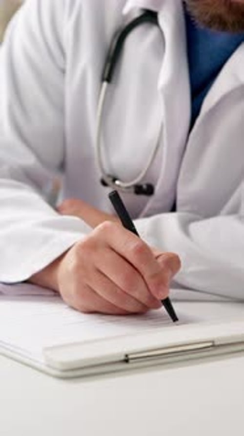 Documents, médecin et homme avec consultation, mains et bloc-notes avec questions