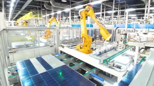 Des panneaux solaires automatisés déplacés par des bras robotiques sur des bandes transporteuses pendant le processus de production de haute technologie