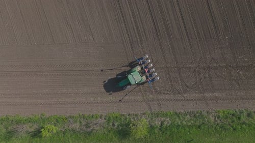 Tractor agrícola y sembradora de cultivos