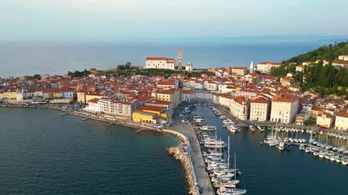 Luftaufnahme des Tartini-Platzes in der Altstadt von Piran Herrlicher Sommer in Slowenien