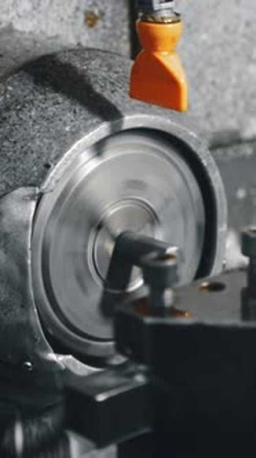 Präzises Metallschneiden mit industrieller Drehmaschine, Nahaufnahme
