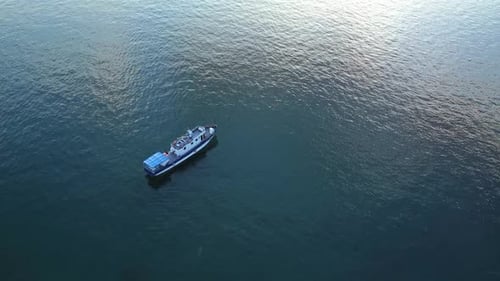 Blick von oben auf das Schiff, das im Sommer auf dem Wasser schwimmt Irrl