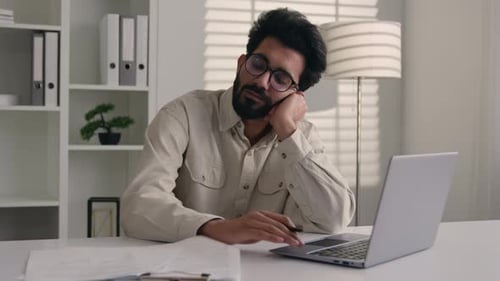 Fatigué, épuisé, fatigué, homme d'affaires arabo-indien, ennuyé, employé, designer, triste, endormi, improductif