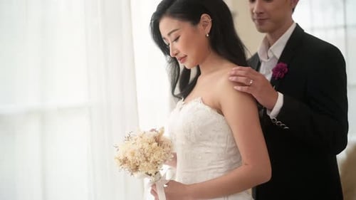 Paar Braut und Bräutigam genießen romantische Momente bei der Hochzeitszeremonie