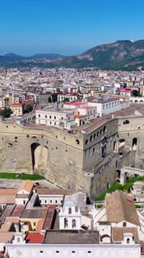 Castel Sant Elmo en Nápoles en Campania, Italia.