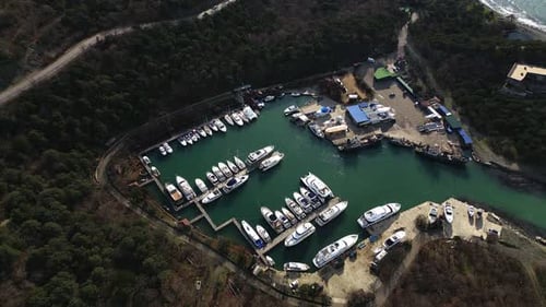 Vue aérienne sur un port avec un catamaran par une journée ensoleillée