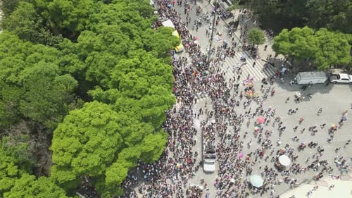 Vista aérea: La multitud que marcha por el Día del Orgullo en la calle llega a la rotonda