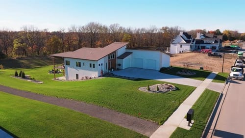 Imágenes con drones de una casa personalizada moderna de mediados de siglo de nueva construcción en Iowa
