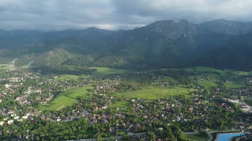 Survol panoramique des montagnes des Tatras polonaises, des terres agricoles, des forêts et du légendaire sommet de Giewont près de Zako